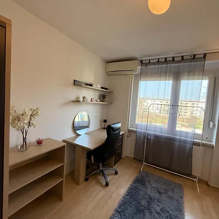 Flat Close To With Private Parking Apartmán